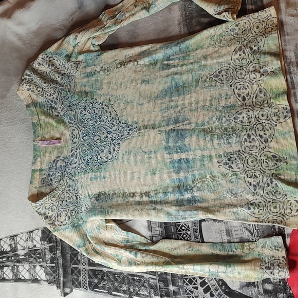 Kiara Green/White Shirt - Picture 2 of 7